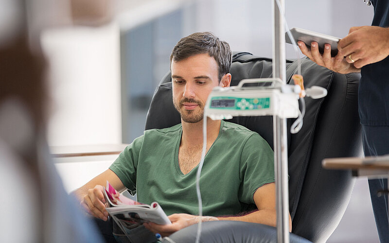 Patient bei der ambulanten Chemotherapie